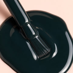 Detalle de esmalte en gel Gelish I'm No Stranger To Love, color Negros acabado Cream