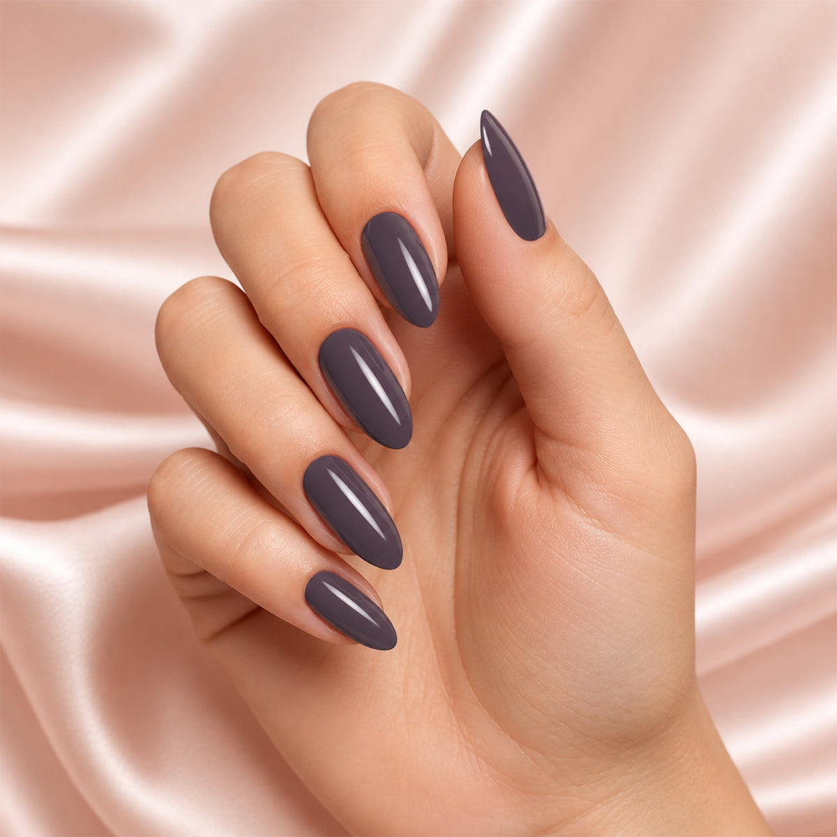 Esmalte en gel Gelish Jet Set, color Negros acabado Cream en uso durante la aplicación
