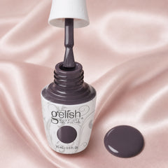 Detalle de esmalte en gel Gelish Jet Set, color Negros acabado Cream