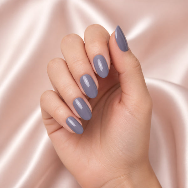 Esmalte en gel Gelish Let's Hit The Bunny Slopes, color Mauves acabado Cream en uso durante la aplicación