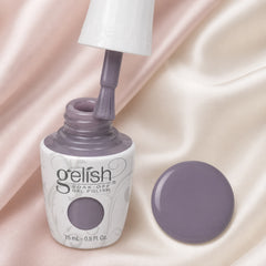 Detalle de esmalte en gel Gelish Let's Hit The Bunny Slopes, color Mauves acabado Cream