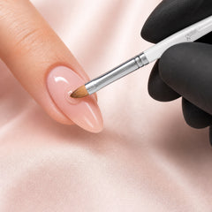 Pincel Gelish Maestro Pro Oval Nail Art Brush en uso durante la aplicación