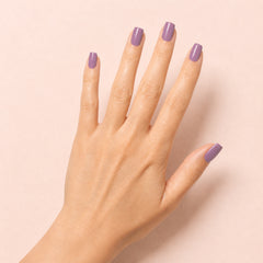 Esmalte en gel Gelish Merci Bouquet, color Rosas acabado Shimmer en uso durante la aplicación