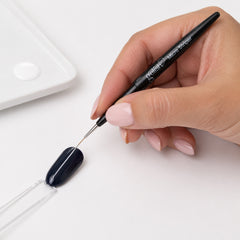 Pincel Gelish Micro Striper Brush en uso durante la aplicación