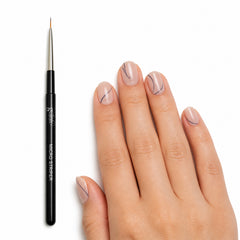 Mano sosteniendo pincel Gelish Micro Striper Brush