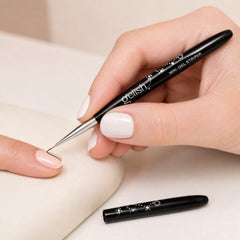 Pincel Gelish Mini Gel Striper Brush en uso durante la aplicación