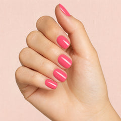 Esmalte en gel Gelish Passion, color Rosas acabado Cream en uso durante la aplicación
