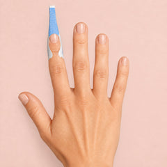 Accesorio Gelish Perfetto Nail Forms White en uso durante la aplicación