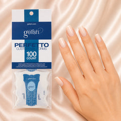 Mano sosteniendo accesorio Gelish Perfetto Nail Forms White
