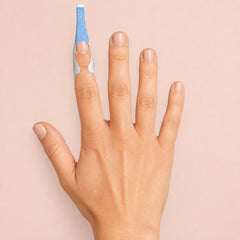 Accesorio Gelish Perfetto Nail Forms White en uso durante la aplicación