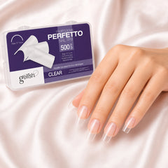 Gelish Perfetto Nail Tips Clear en uso durante la aplicación