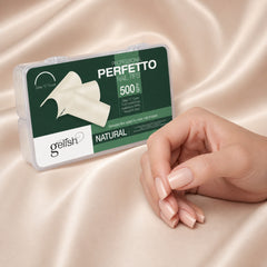 Mano sosteniendo Gelish Perfetto Nail Tips Natural