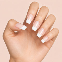 Gelish Perfetto Nail Tips White en uso durante la aplicación