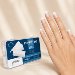 Mano sosteniendo Gelish Perfetto Nail Tips White