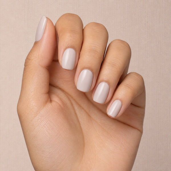 Esmalte en gel Gelish Pretty Simple, color Blancos acabado Cream en uso durante la aplicación