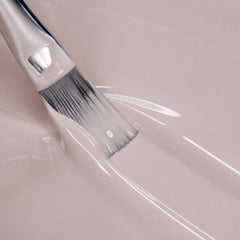 Detalle de esmalte en gel Gelish Pretty Simple, color Blancos acabado Cream