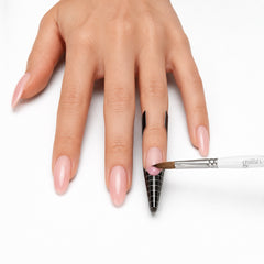 Pincel Gelish Pro 9 Sculpting Brush (Grip Handle) en uso durante la aplicación