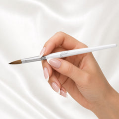 Mano sosteniendo pincel Gelish Pro 9 Sculpting Brush (Grip Handle)
