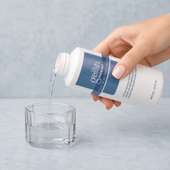Monómero acrílico Gelish ProHesion Nail Sculpting Liquid en uso durante la aplicación