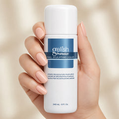 Mano sosteniendo monómero acrílico Gelish ProHesion Nail Sculpting Liquid
