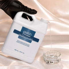 Monómero acrílico Gelish ProHesion Nail Sculpting Liquid en uso durante la aplicación