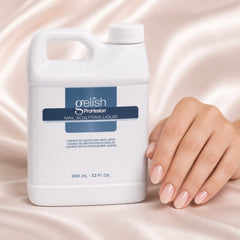 Mano sosteniendo monómero acrílico Gelish ProHesion Nail Sculpting Liquid