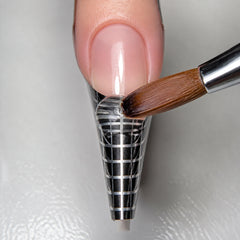 Polvo acrílico Gelish ProHesion Nail Sculpting Powder Crystal Clear en uso durante la aplicación