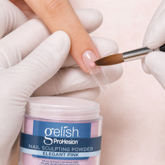 Polvo acrílico Gelish ProHesion Nail Sculpting Powder Elegant Pink en uso durante la aplicación