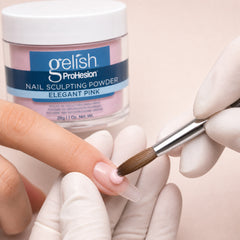 Polvo acrílico Gelish ProHesion Nail Sculpting Powder Elegant Pink en uso durante la aplicación