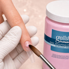 Polvo acrílico Gelish ProHesion Nail Sculpting Powder Elegant Pink en uso durante la aplicación