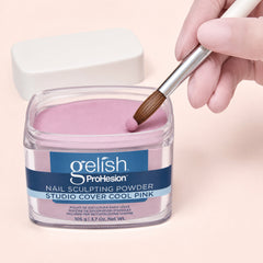 Polvo acrílico Gelish ProHesion Nail Sculpting Powder Studio Cover Cool Pink en uso durante la aplicación