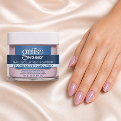 Mano sosteniendo polvo acrílico Gelish ProHesion Nail Sculpting Powder Studio Cover Cool Pink