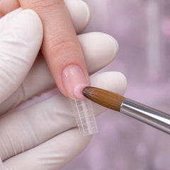 Polvo acrílico Gelish ProHesion Nail Sculpting Powder Studio Cover Cool Pink en uso durante la aplicación