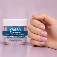 Mano sosteniendo polvo acrílico Gelish ProHesion Nail Sculpting Powder Studio Cover Cool Pink