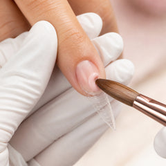 Polvo acrílico Gelish ProHesion Nail Sculpting Powder Studio Cover Warm Pink en uso durante la aplicación