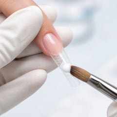 Polvo acrílico Gelish ProHesion Nail Sculpting Powder Vivid White en uso durante la aplicación
