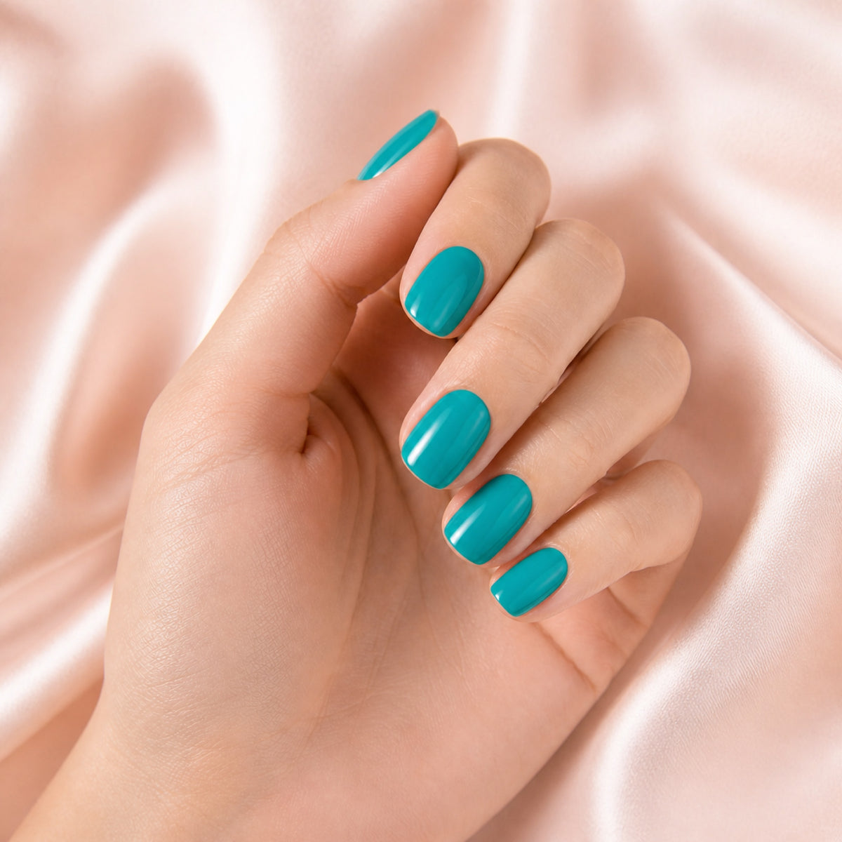 Esmalte en gel Gelish Radiance Is My Middle Name, color Verdes acabado Cream en uso durante la aplicación