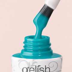 Detalle de esmalte en gel Gelish Radiance Is My Middle Name, color Verdes acabado Cream