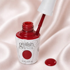 Detalle de esmalte en gel Gelish Red Roses, color Rojos acabado Cream