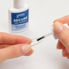 Accesorio Gelish Secure Nail Adhesive Brush-On en uso durante la aplicación