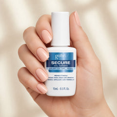 Mano sosteniendo accesorio Gelish Secure Nail Adhesive Brush-On