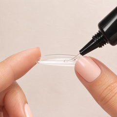 Preparador Gelish Soft Gel Tip Adhesive in a Tube en uso durante la aplicación