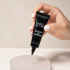 Preparador Gelish Soft Gel Tip Adhesive in a Tube en uso durante la aplicación