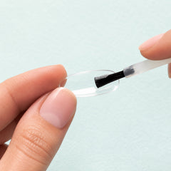 Preparador Gelish Soft Gel Tip Primer en uso durante la aplicación