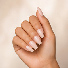 Gelish Soft Gel Tips Light Nude Medium Coffin en uso durante la aplicación