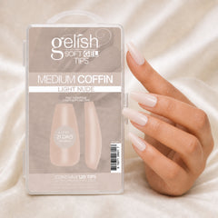 Mano sosteniendo Gelish Soft Gel Tips Light Nude Medium Coffin