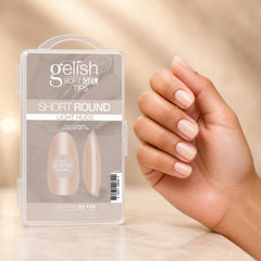 Mano sosteniendo Gelish Soft Gel Tips Light Nude Short Round
