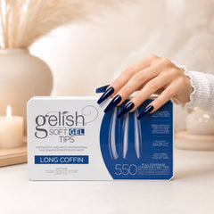 Mano sosteniendo Gelish Soft Gel Tips Long Coffin