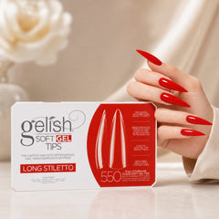 Mano sosteniendo Gelish Soft Gel Tips Long Stiletto