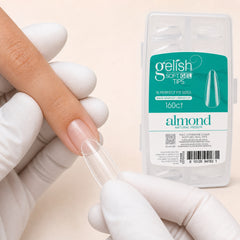 Gelish Soft Gel Tips Medium Almond en uso durante la aplicación